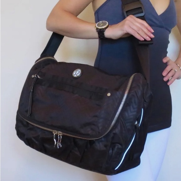 Black Chevron Lululemon Yoga Moto Messenger Bag - Picture 8 of 8